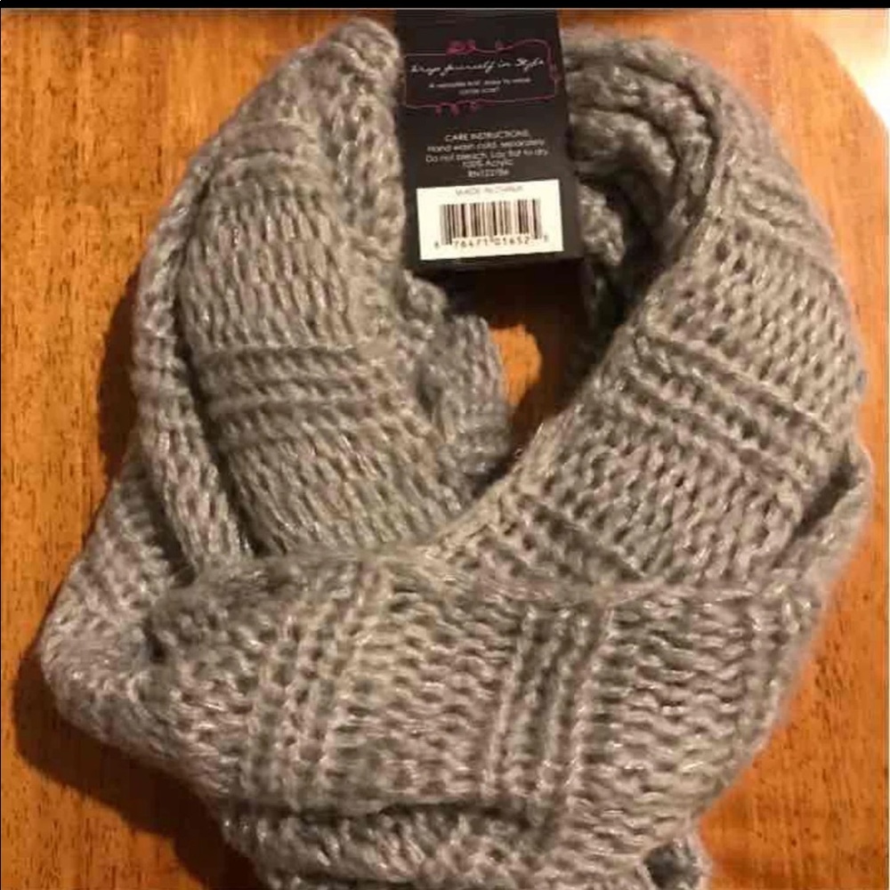 NWT Gray Infinity Scraf